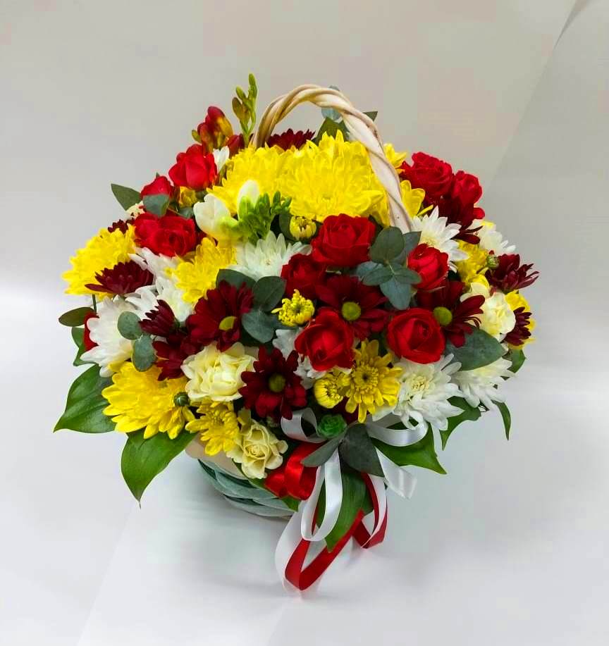 Цветочная композиция из Хризантемы и Розы в корзине в Веселом