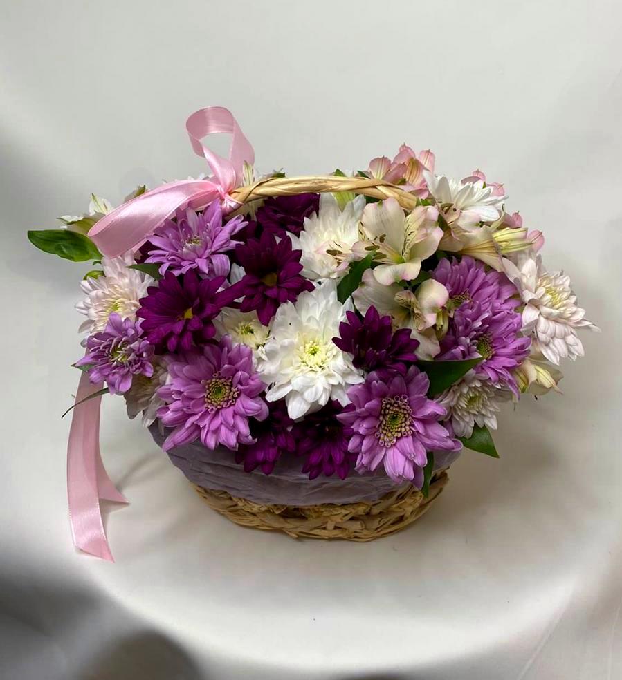 Цветочная композиция из Хризантемы и Альстромерии в корзине в Веселом