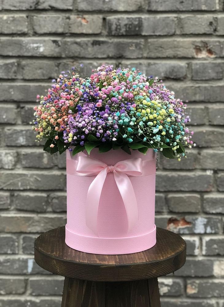 Цветочная композиция из Гипсофила и Розы в шляпной коробке в Веселом