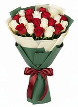 Букет Микс из красных и белых роз в Веселом