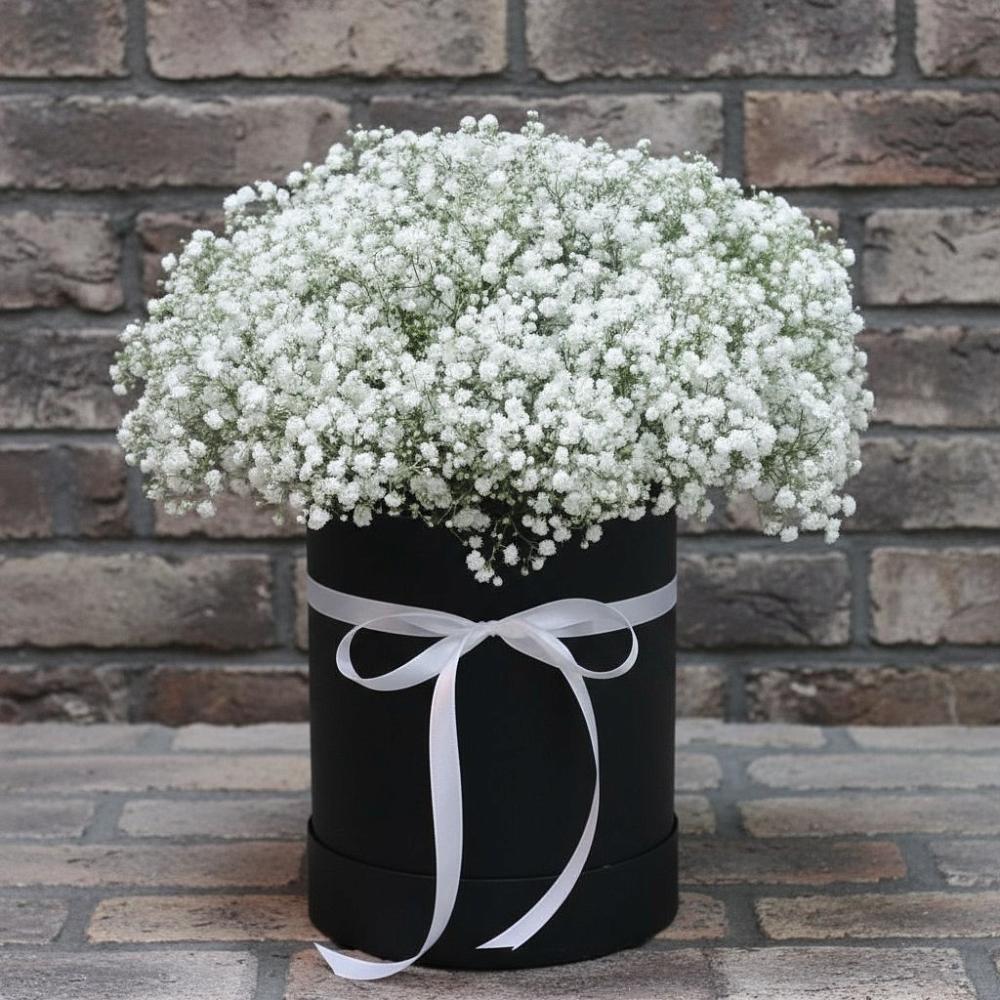 Цветочная композиция из Гипсофила в шляпной коробке в Веселом