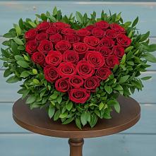 Цветочная композиция из Розы в виде сердца #REPLACE_PRED# Веселом