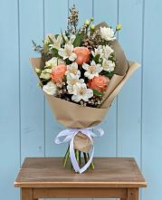 Букет цветов из:  Альстромерии, Лизиантусы, Розы и Хризантемы в Веселом