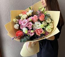 Букет цветов из:  Розы, Лизиантусы и Гвоздики #REPLACE_PRED# Веселом
