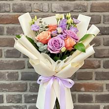 Букет цветов из:  Лизиантусы и Розы в Веселом