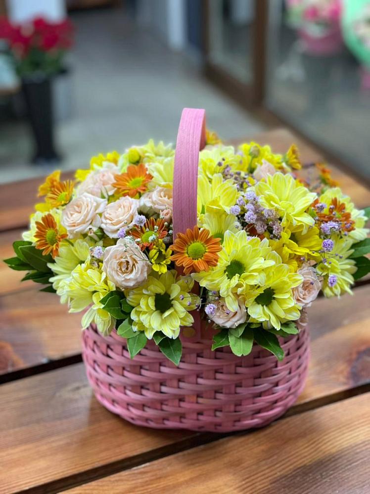 Цветочная композиция из Хризантемы и Розы в корзине в Веселом