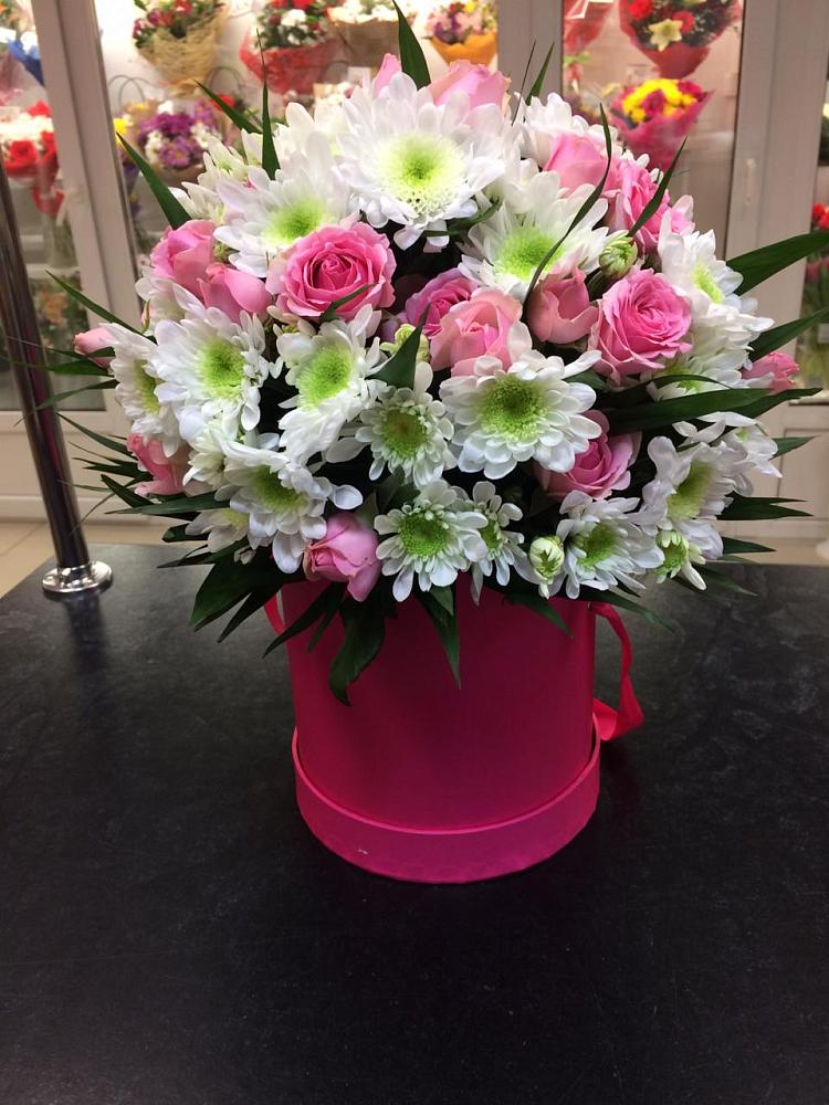 Цветочная композиция из Розы и Хризантемы в шляпной коробке в Веселом