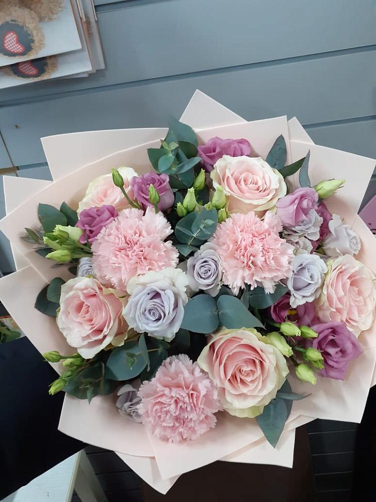 Букет цветов из: Розы, Гвоздики и Лизиантусы в Веселом